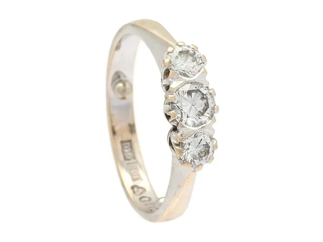 TRESTENSRING, 18K vitguld, 3 briljantslipade diamanter ca 0,70 ctv, ca TW/VS, stl 16,75 mm, vikt 3,9 g, iläggskulor för storleksförminskning.