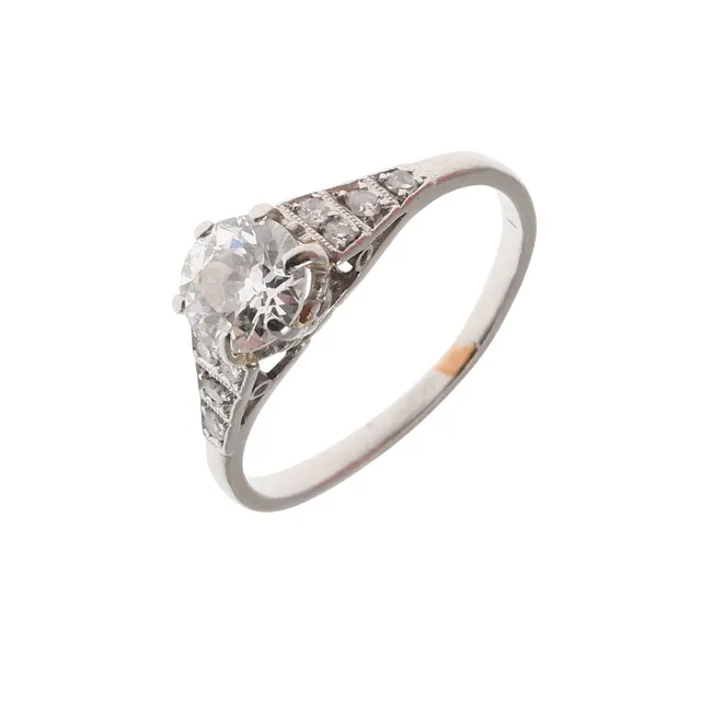 A DIAMOND SOLITAIRE RING.