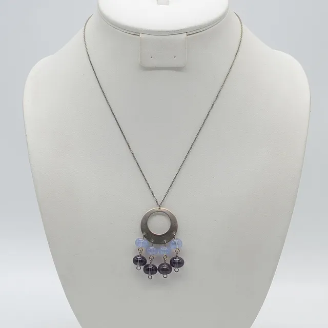 DESIGNERCOLLIER AUS STERLINGSILBER, VIOLETTE FARBSTEINPERLEN, "925 S SPOHR" PUNZE, 20. JAHRHUNDERT.