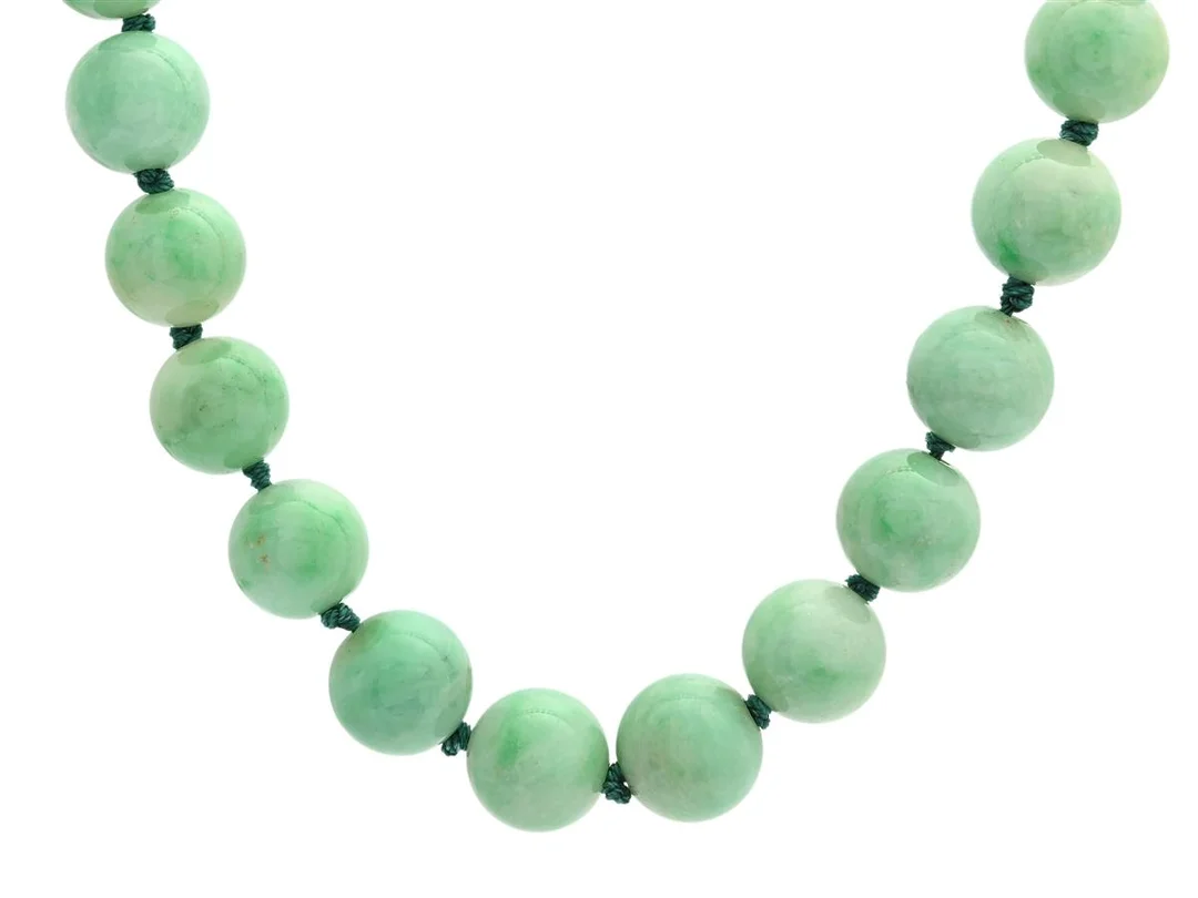 COLLIER, behandlad jade, kulor, ca 13 mm, lås sillver, längd 43 cm, vikt 108,2 g, säkerhetskedja, i behov av omträdning. — Smycken/Collier — Kaplans