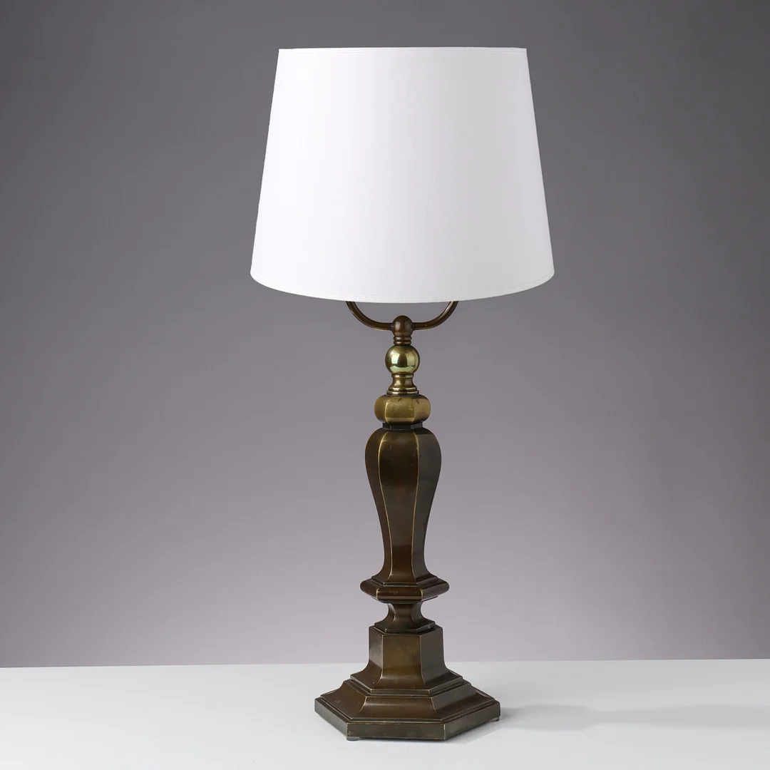 Bordlampe af bronzepatineret messing med sekskantet fod og stamme, europæisk lampeproducent, 1900-tallets første halvdel. — Table Lamps — Palsgaard Kunstauktioner