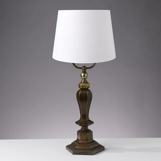 Bordlampe af bronzepatineret messing med sekskantet fod og stamme, europæisk lampeproducent, 1900-tallets første halvdel.
