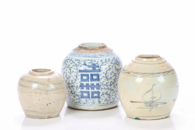 Collection of Chinese bojans / ginger jars made of porcelain and stoneware, 19th/20th century (3)
