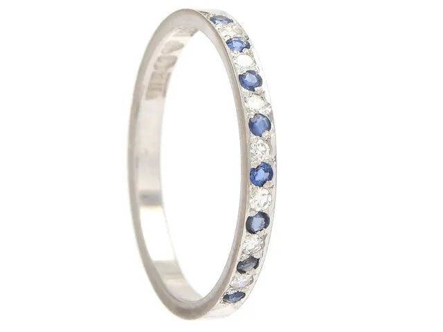 ENGELBERT, ring, 18K vitguld, 8 safirer, 7 åttkantslipade diamanter ca 0,07 ctv, Stockholm 1982, stl 17 mm, vikt 1,7 g, en diamant är skadad och några safirer har nagg.