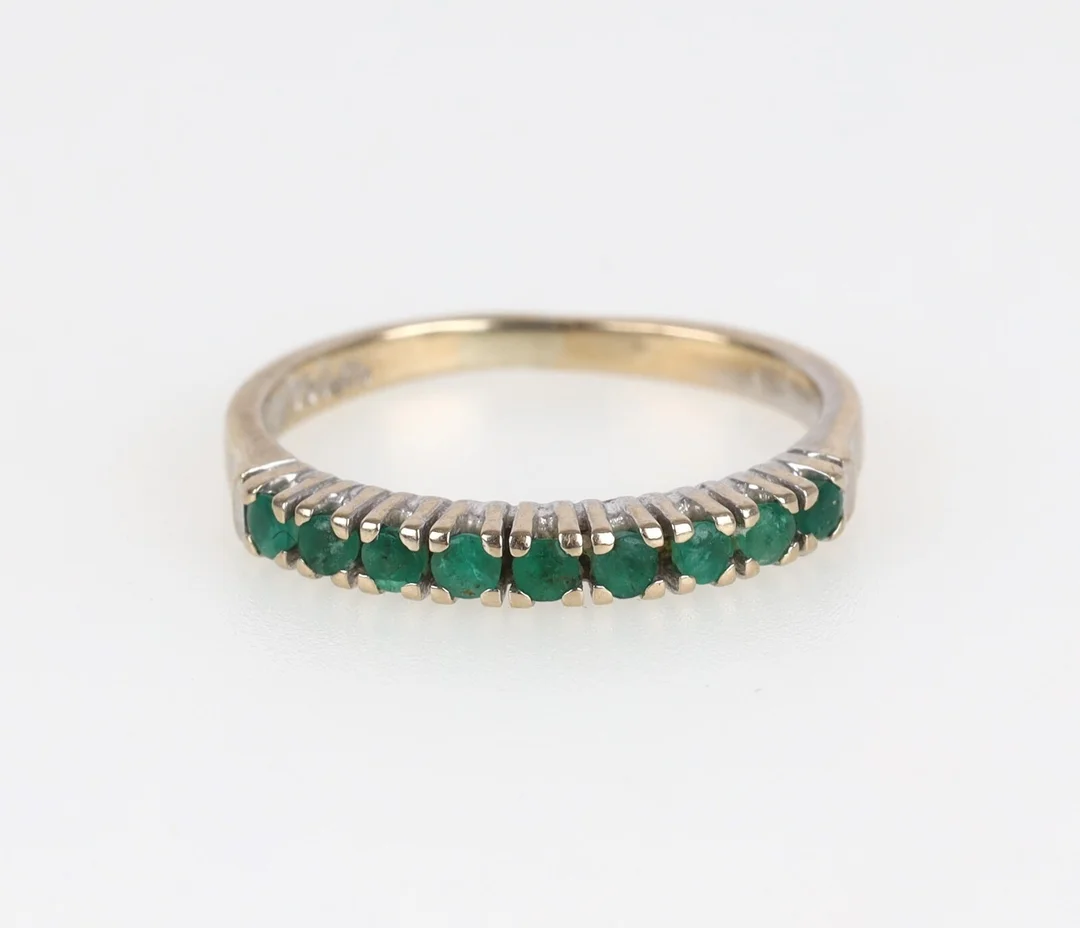 Alliancering of 18 kt. white gold with emeralds, 2.2 g. Ring size. 51. — Jewellery/Rings — Lauritz