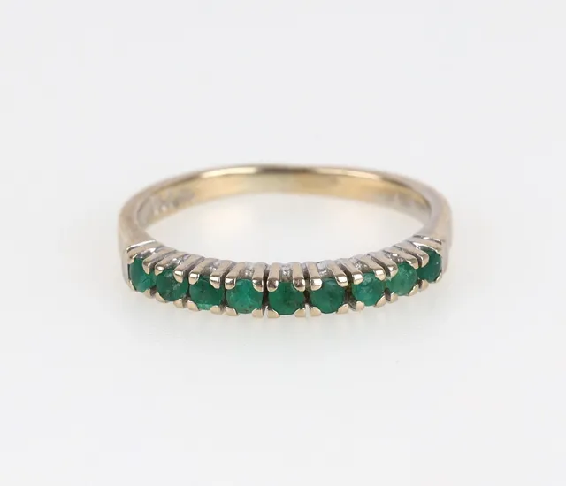 Alliancering of 18 kt. white gold with emeralds, 2.2 g. Ring size. 51.