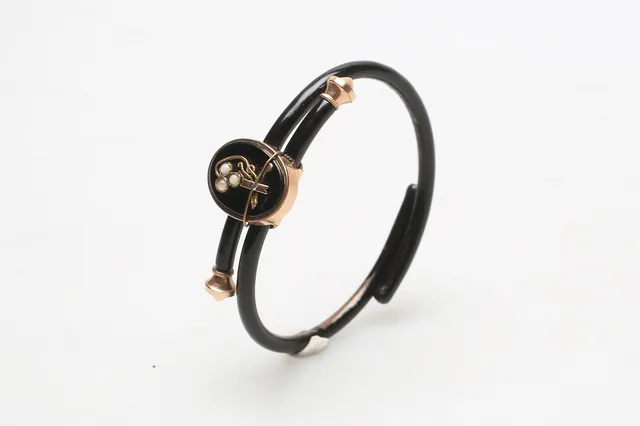 ARMBAND, gulmetall samt bemålad, 1870-tal.