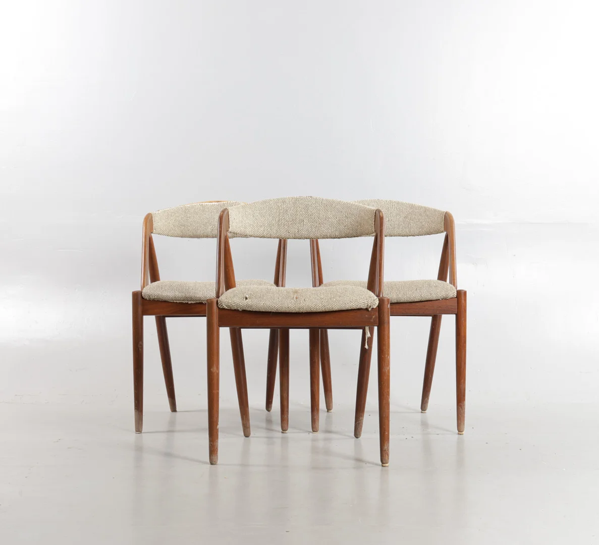 KAI KRISTIANSEN. Tre spisestole med stel af teak, kopstykke og sæde betrukket med uld. Formgivet i 1956. Fremstillet hos Schou Andersen Møbelfabrik, model '31'. (3). — Armchairs & Chairs — Woxholt Auktioner
