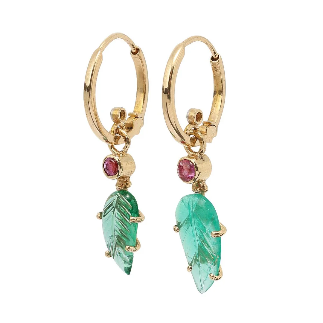 A pair of ear pendants each set with a carved emerald in the shape of a leaf and a circular-cut ruby mounted in 18k gold. Weight in total app. 3.6 g. L. 3 cm. (2) — Jewellery/Earrings — Bruun Rasmussen