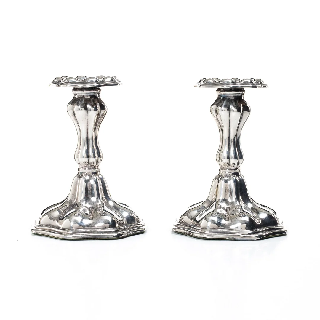 C.G. Hallberg, Ljusstakar, ett par, silver, Stockholm 1957. — Silver/Ljusstakar — Bukowskis