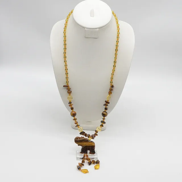 HANDGEMACHTES COLLIER AUS TIGERAUGE MIT EINEM ELEFANT, HANDPOLIERTE OBERFLÄCHE, TRENNPERLEN AUS GLAS IN CITRINFARBEN, VINTAGE.
