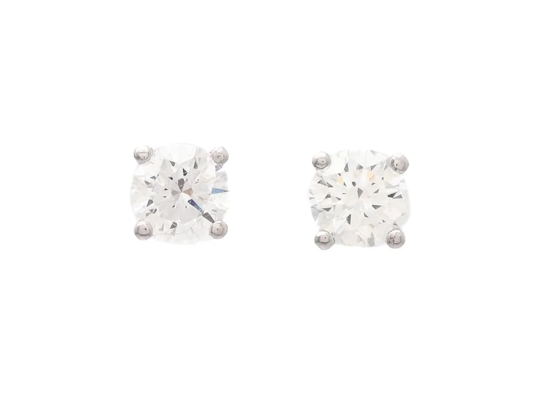 ENSTENSÖRHÄNGEN, 18K vitguld, 2 briljantslipade diamanter ca 0,62 ctv, ca TW-W/P, vikt 0,8 g, stift, ena diamanten med skada på paviljongen samt nagg på kuletten. — Smycken/Enstensörhängen — Kaplans