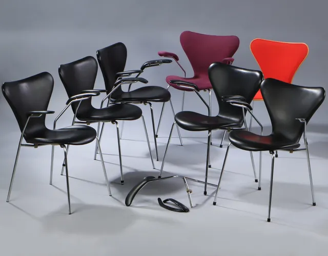 Arne Jacobsen. 7 stole med defekter/skader (7)