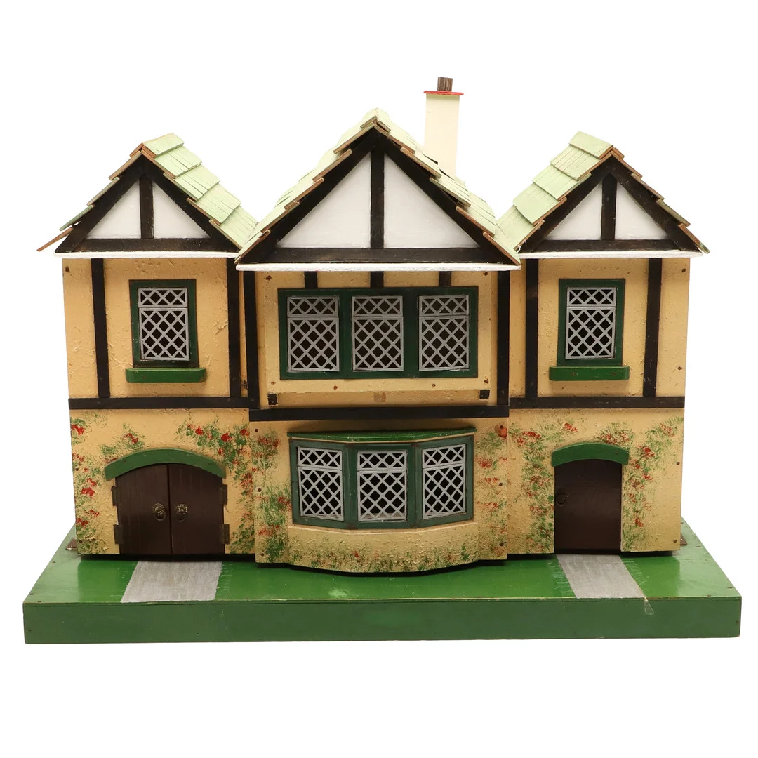A 20TH CENTURY MOCK TUDOR DOLLS HOUSE AND CONTENTS. — Dolls & Teddybears — Lawrences Auctioneers