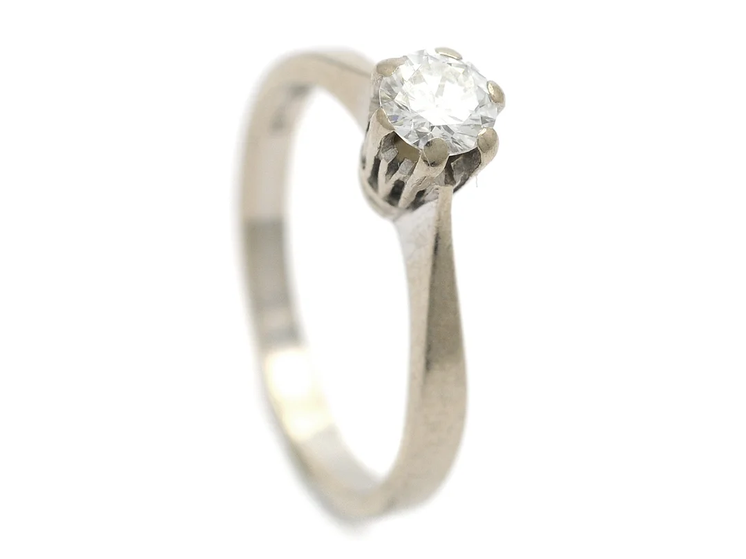 ENSTENSRING, 18K vitguld, briljantslipad diamant 0,38 ct, ca TW(G)/VS, Guldsmeders Inköps AB, Uppsala 1974, stl 16,5 mm, vikt 2,8 g, en klo är av, resterande klor slitna. — Smycken/Enstensring — Kaplans