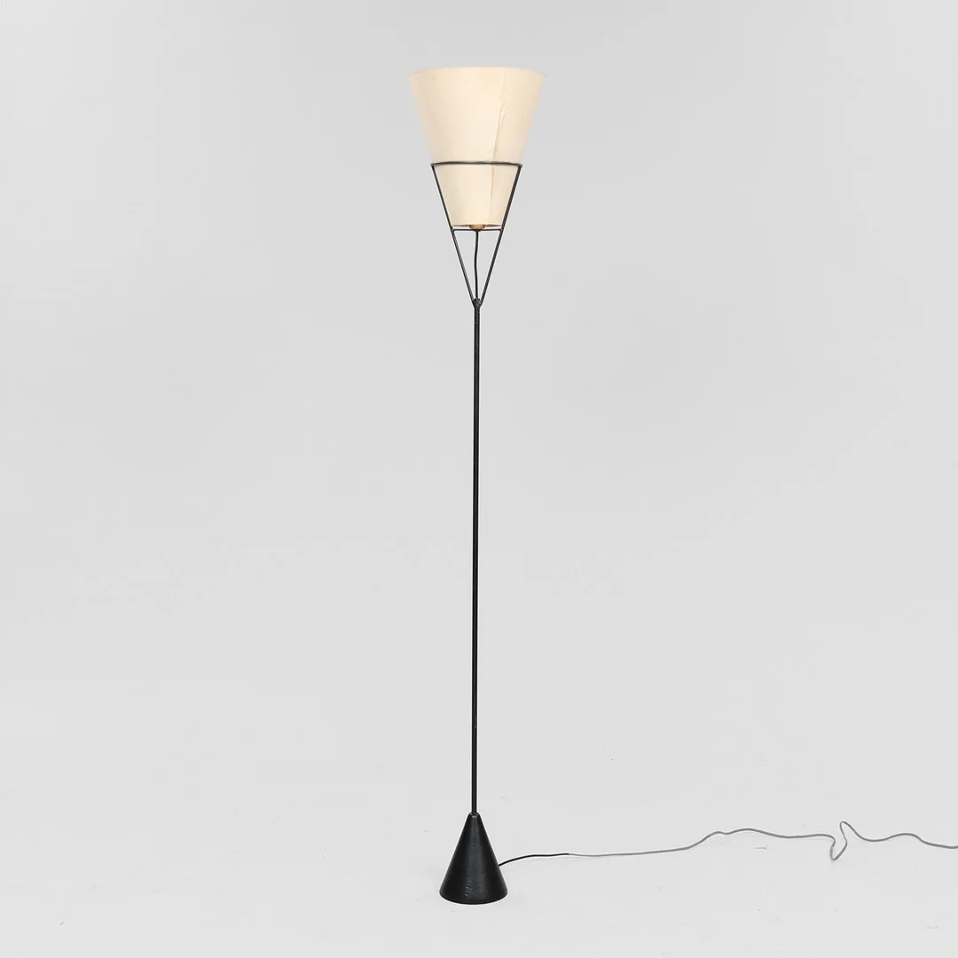 CARL AUBÖCK. TILSKREVET. "Vice Versa", standerlampe af sortlakeret metal med konisk fod, skærm af lyst stof, Werkstätte Carl Auböck, Østrig, 1950/60'erne. — Floor lights — Palsgaard Kunstauktioner