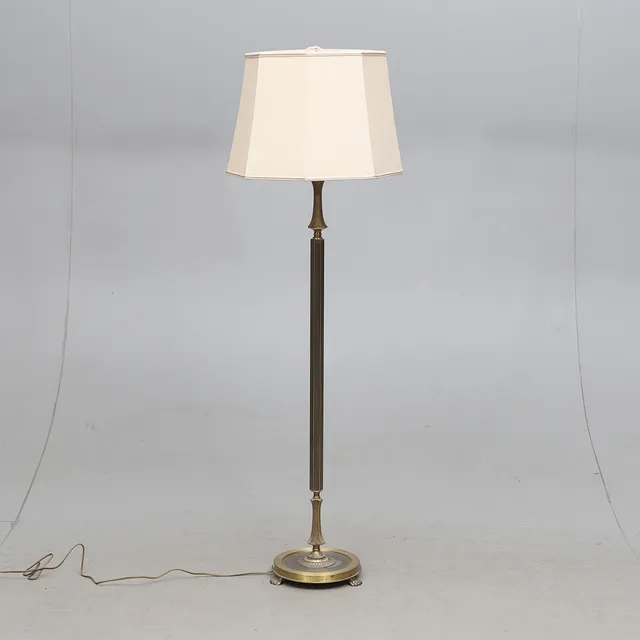 GOLVLAMPA, gulmetall, 1900-talets andra hälft.