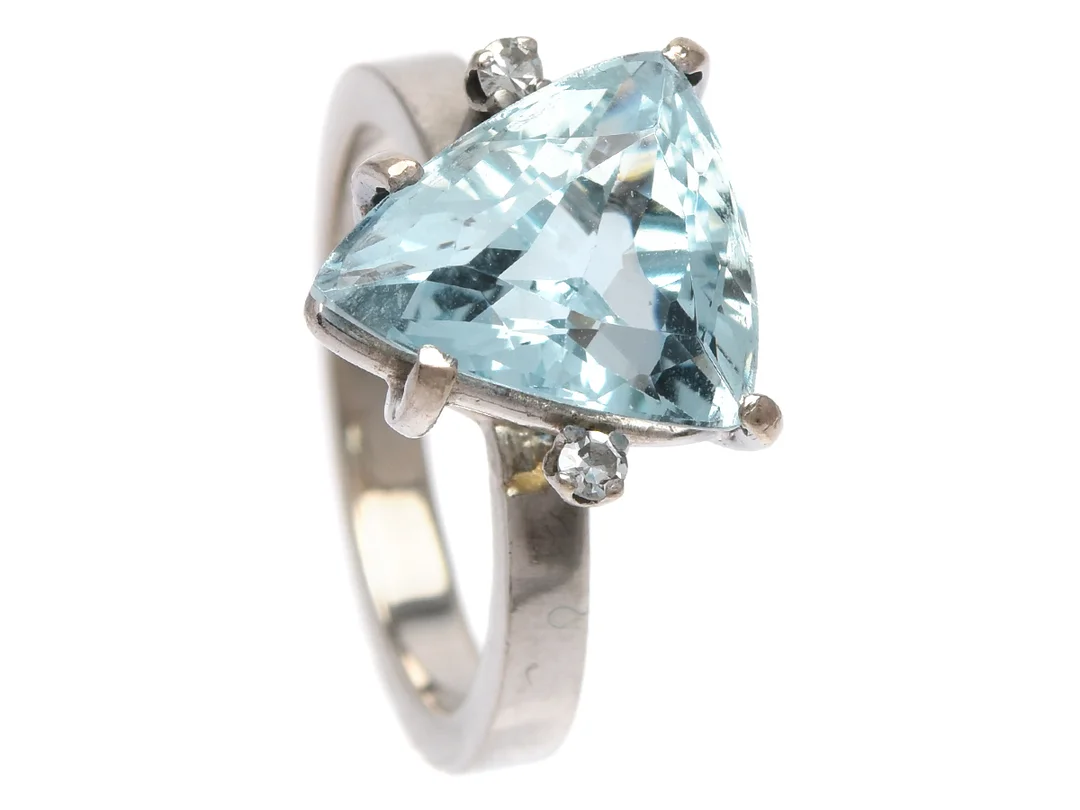 RING, 18K vitguld, akvamarin ca 4,50 ct, 2 åttkantslipade diamanter ca 0,05 ctv, ca W(H)/VS, stl 16,5 mm, vikt 5,9 g, akvamarinen något lös i fattning och har litet nagg på rondist. — Smycken/Ring — Kaplans
