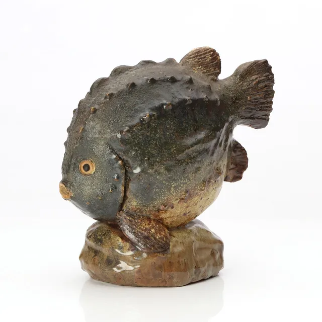 GUNNAR HANSSON. KERAMIKSKULPTUR. Glaserat stengods. Fisk. Signerad undertill.