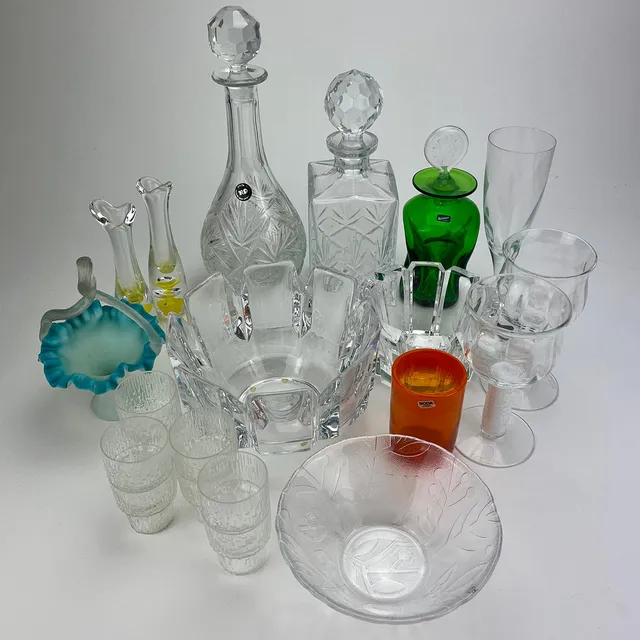 GLASFÖREMÅL, bland annat Orrefors, Bengt Edenfalk, Iittala, Vas Vitreum, Erik Höglund.