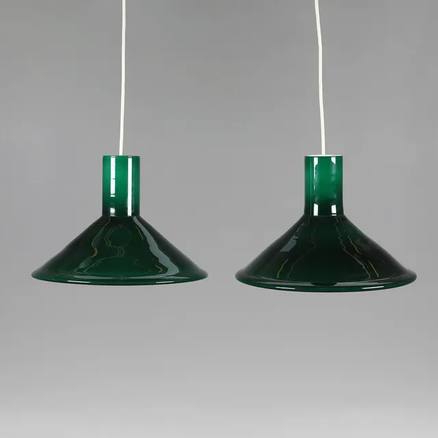 MICHAEL BANG. Holmegaard. Et par "P&T" pendler af grønt og hvidt glas, 1970'erne (2).