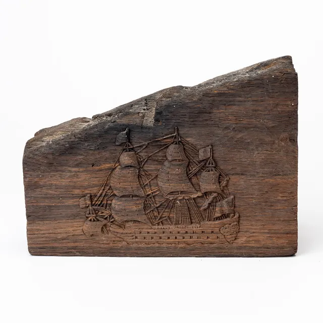 ANTON WAHLEDOW. Skulptur, snidat trä från del av det sjunkna skeppet "Enigheden", signerad samt daterad 1909.