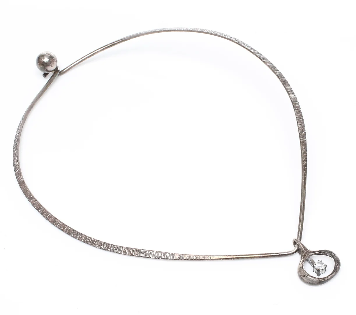 HALSBAND, silver, stelt med hänge, Ceson Göteborg 1969 samt Bengt Hallberg Köping. — Necklace — Auktionshuset Kolonn