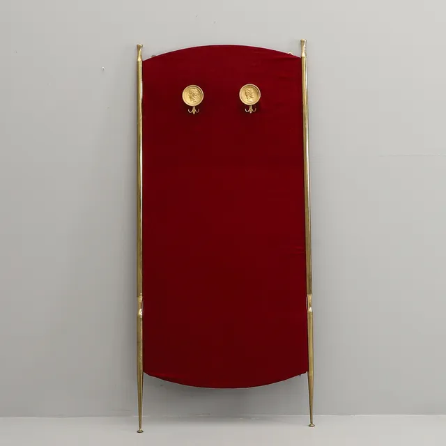 GARDEROBSVÄGG MED KLÄDHÄNGARE, mässing & sammet, 1970-tal.