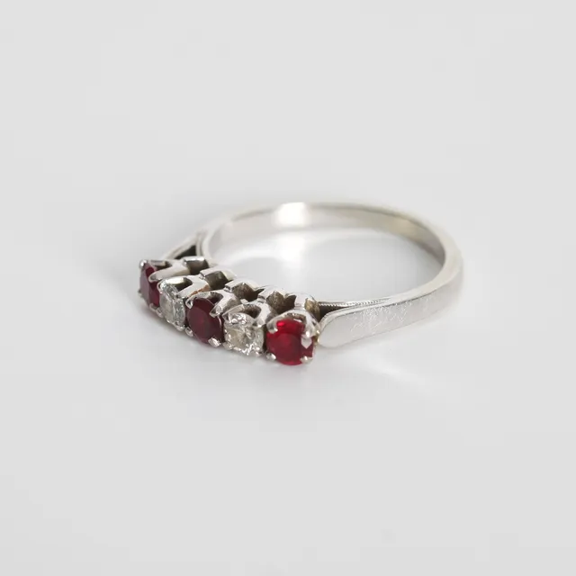 RING MED DIAMANTER OCH GRANATER, 14K vitguld.