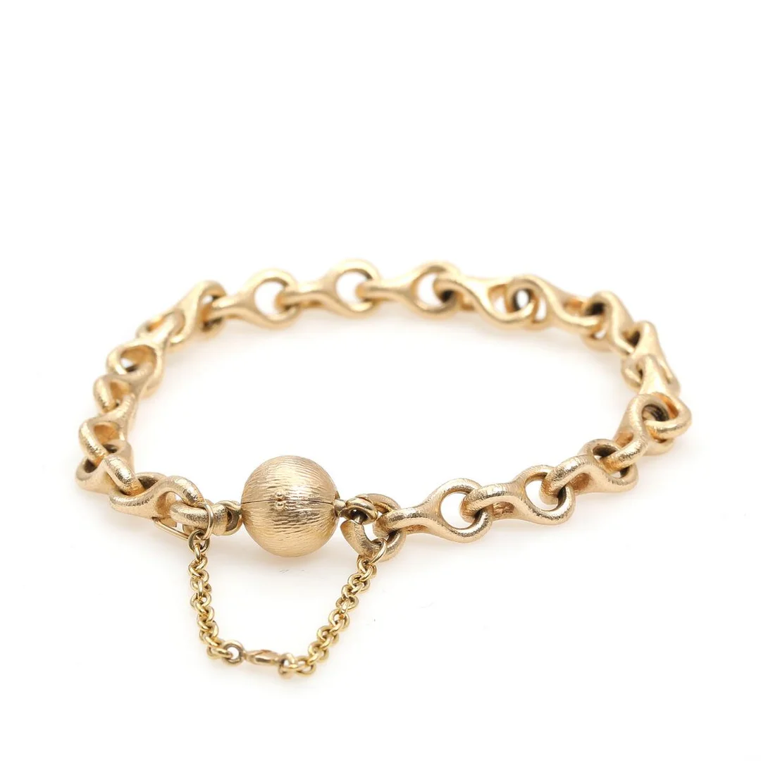 A bracelet of 14k satin gold accompanied by clasp of 14k gold. Total weight app. 31 g. L. 19 cm. — Jewellery/Bracelets — Bruun Rasmussen