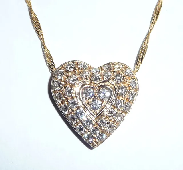 Anhänger Herz in 21 K Gold mit Diamanten.