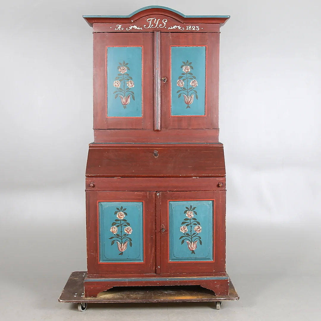 SKRIVSKÅP, bemålad furu, allmoge, 1800-tal. — Furniture — Stadsauktion Sundsvall