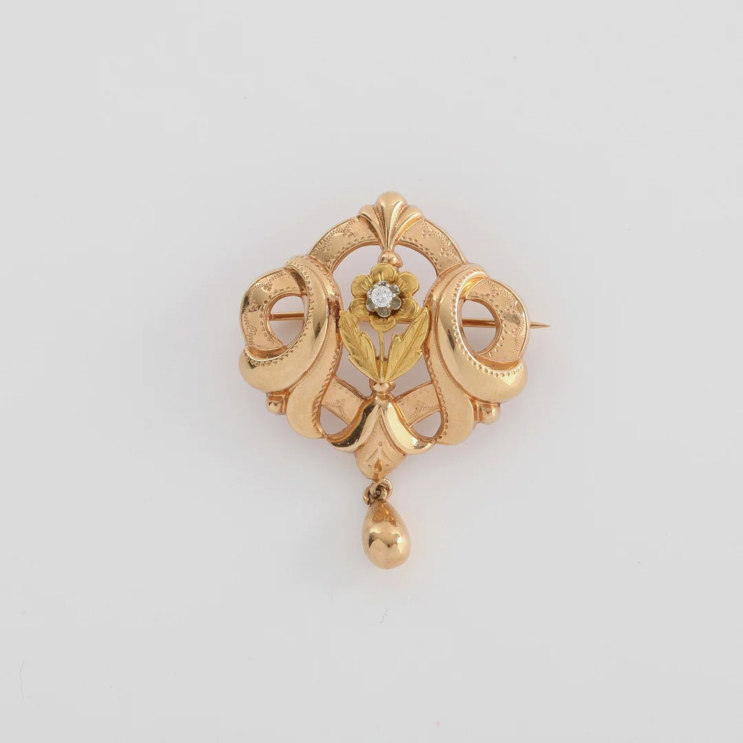 BROSCH MED DIAMANT 0,05ct, 18K guld, 1956. — Brooches & Pendants — Auktionsverket Engelholm