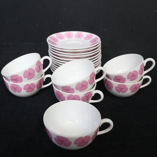 MARGARETA HENNIX. kaffeservisdelar, 7 koppar med fat, "Rosa", benporslin, Gustavsberg.