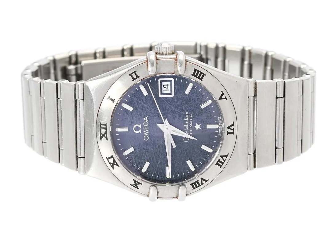 OMEGA, Constellation ´95, Cal 2520 (A), Serie nr. 56562205, PIC nr. 1592.30.00, Ref nr. ST 766.1201, Boett nr. 766.1201 (LL), damur, 27,5 mm, stål, automatisk, safirglas (se fördjupad info), datum, defekt (går ej, akut servicebehov), integrerad originallänk, viklås, Ref nr. 6551/863, längd 163 mm, ca 2000. — Klockor/Omega — Kaplans