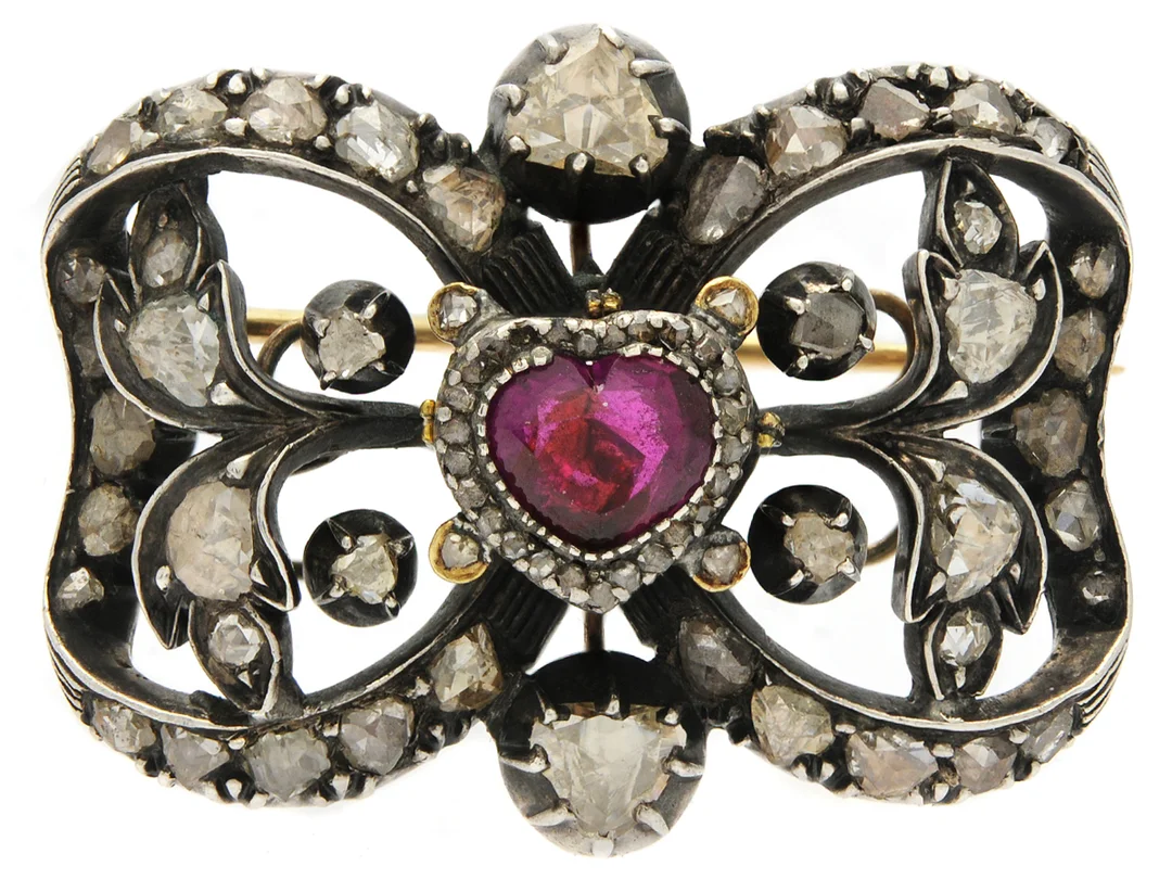 BROSCH/HÄNGE, silver, rubin, rosenslipade diamanter, antik, senare nål i 14K guld Wien 1925-1965, 3,4x2,6 cm, vikt 12,9 g. — Smycken/Brosch — Kaplans