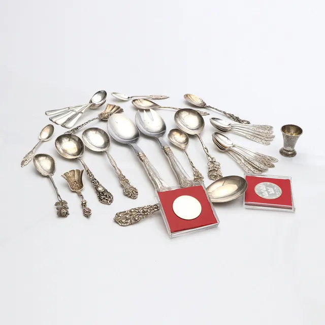 DIVERSE SILVER. Bestick, mynt m.m. Vikt exklusive salladsbestick ca 455 gram.