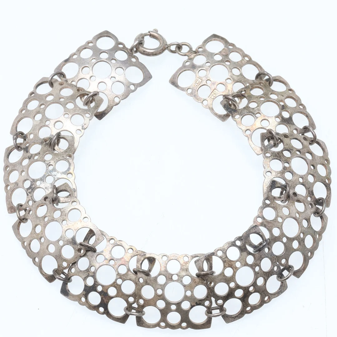 LIISA VITALI. Armband, "Leppäkenttu" / "Nyckelpiga", sterlingsilver, Nestor Westerback, Finland. — Bracelets — Ekenbergs Auktioner
