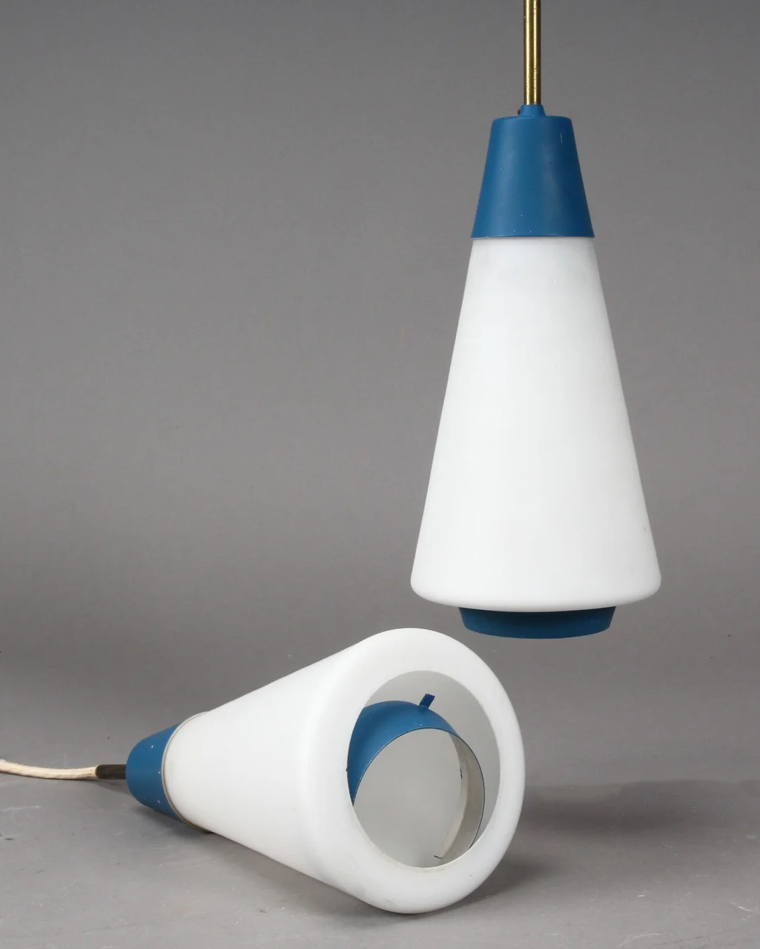 Dansk lampeproducent. Par kegleformede pendler af opalglas 1950-60erne. (2) — Lamps and lighting/Pendant lights — Lauritz