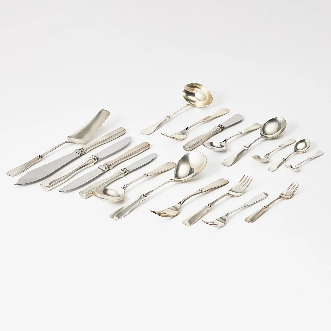 ERIC LÖFMAN. Bestickuppsättning 166 delar, silver, Modell Uppsala, för MGAB. — Silver — Stockholms Auktionsverk Magasin 5