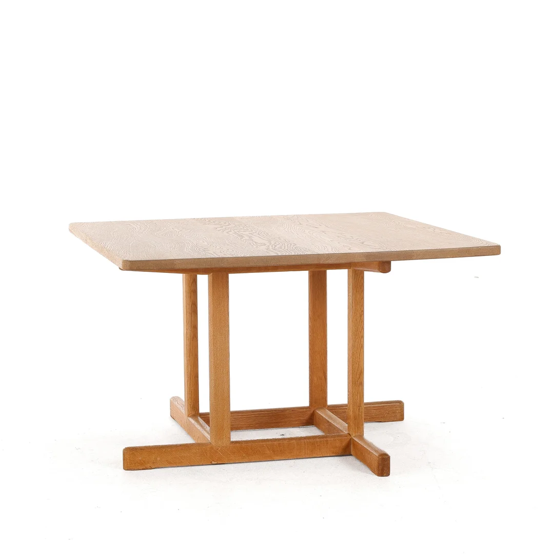 Børge Mogensen. Square coffee table made of solid oak, model 5271 — Furniture/Coffee tables, occasional tables — Lauritz