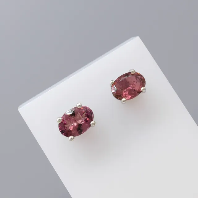 TOURMALINE stud earrings.