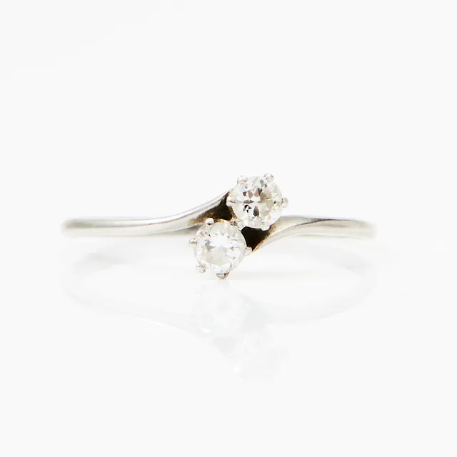 TVILLINGRING, platina, 2 briljanter ca 0,10 ct/st, otydliga stämplar, 1937.