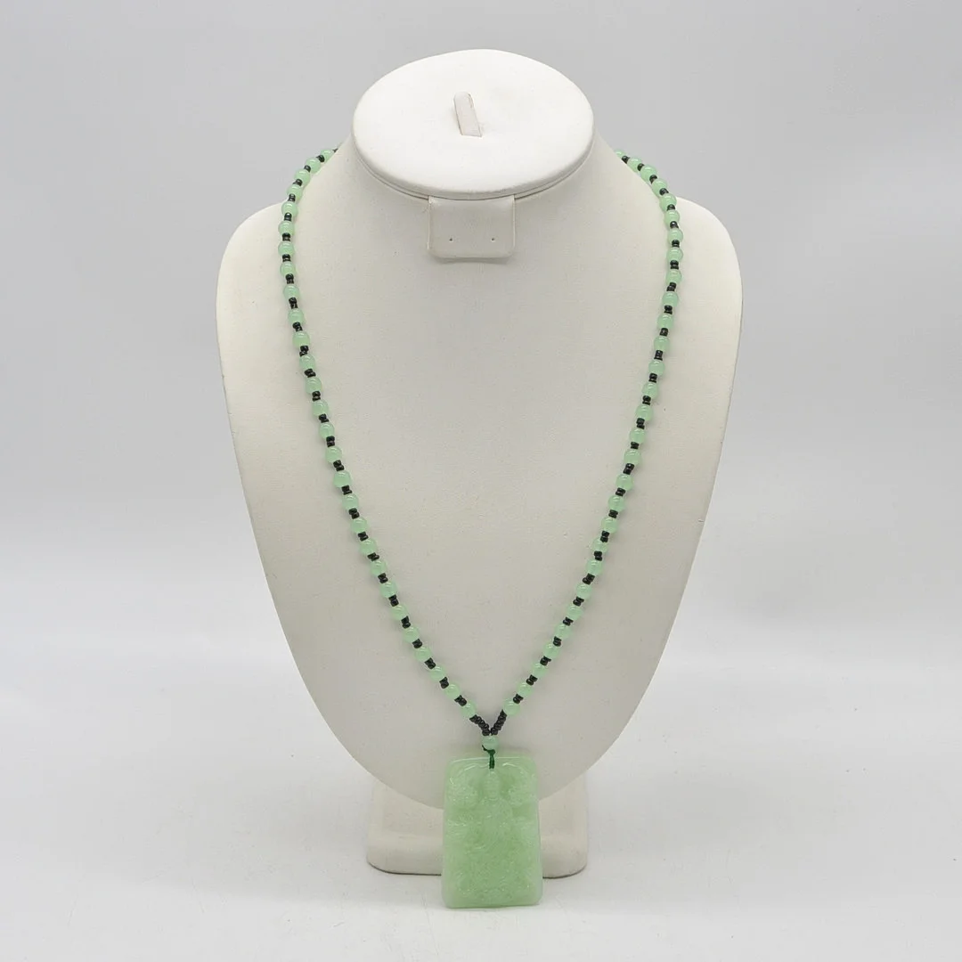 ASIATISCHES JADE-COLLIER, BUDDHA MIT VIER DRACHEN (GESCHNITZT), TRENNPERLEN AUS GLAS, 20. JAHRHUNDERT. — Jade — Kunst- und Auktionshaus Kleinhenz