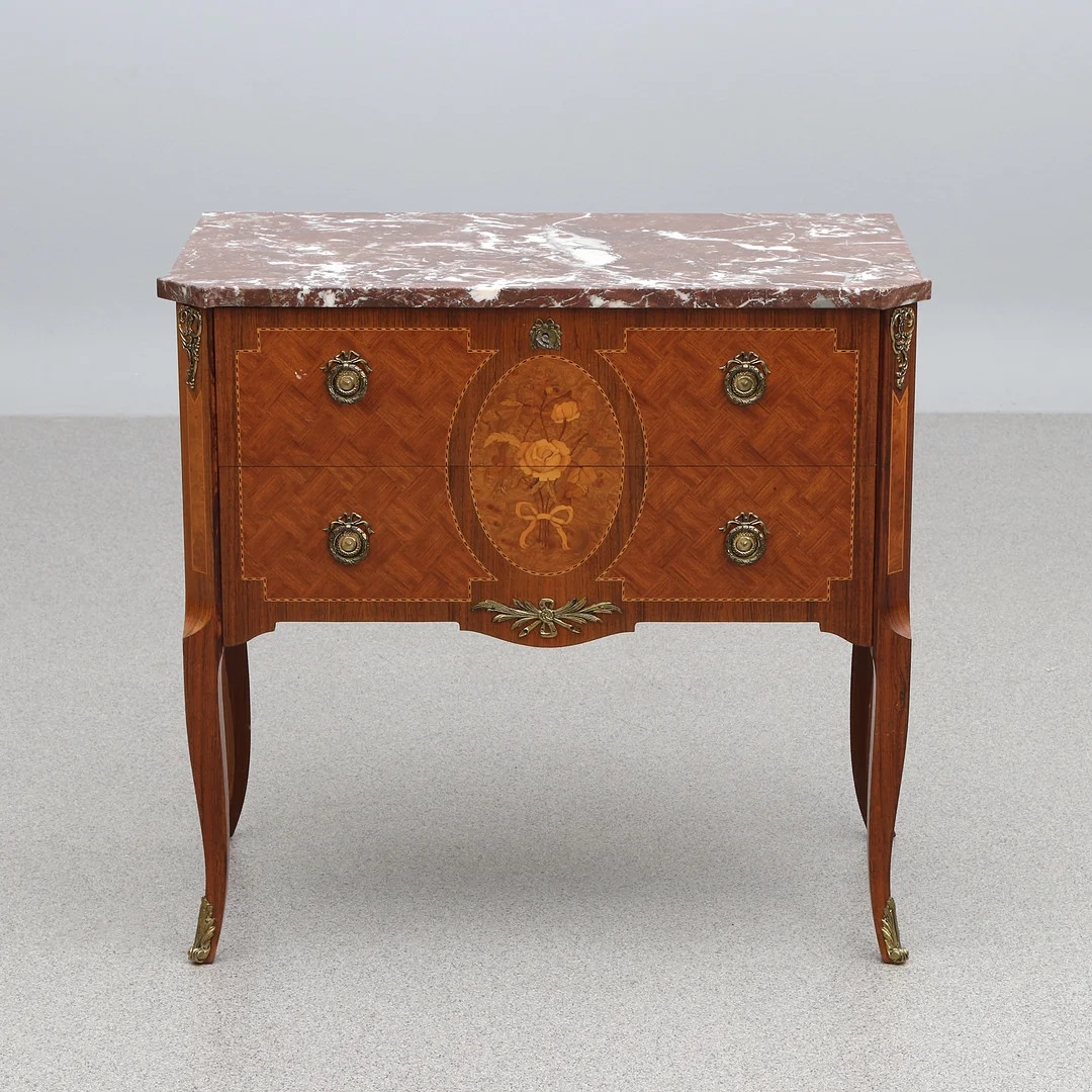 BYRÅ MED MARMORSKIVA. Mahogny med intarsiadekor och mässingsbeslag. Gustaviansk stil, 1900-talets andra hälft. — Chests of drawers — Skånes Auktionsverk