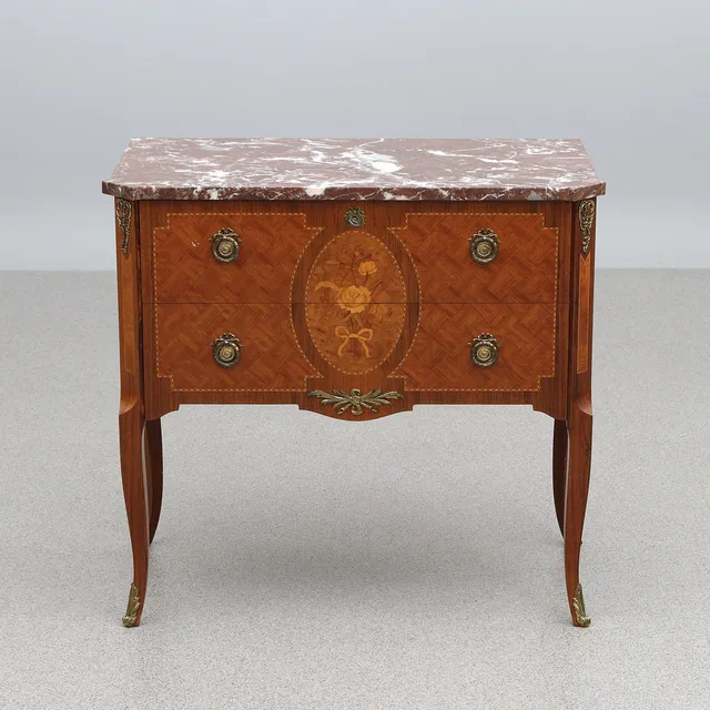 BYRÅ MED MARMORSKIVA. Mahogny med intarsiadekor och mässingsbeslag. Gustaviansk stil, 1900-talets andra hälft.