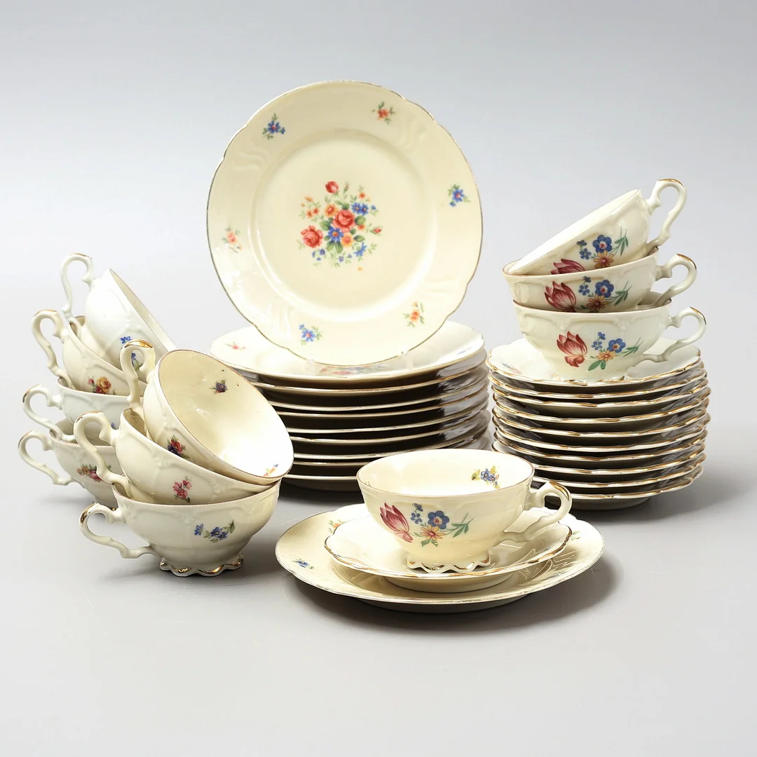 KAFFESERVIS, 33 delar, Hackefors/Import, snarlika. — European — Auktionshuset Thelin & Johansson
