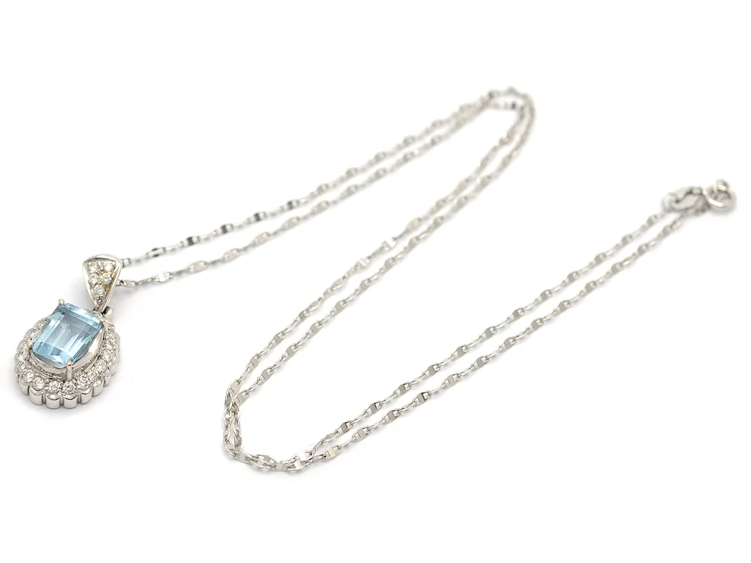HÄNGE/KEDJA, 18K vitguld,, akvamarin, 25 briljanter ca 0,45 ct en sten skadad längd 44 cm — Smycken/Hänge — Kaplans