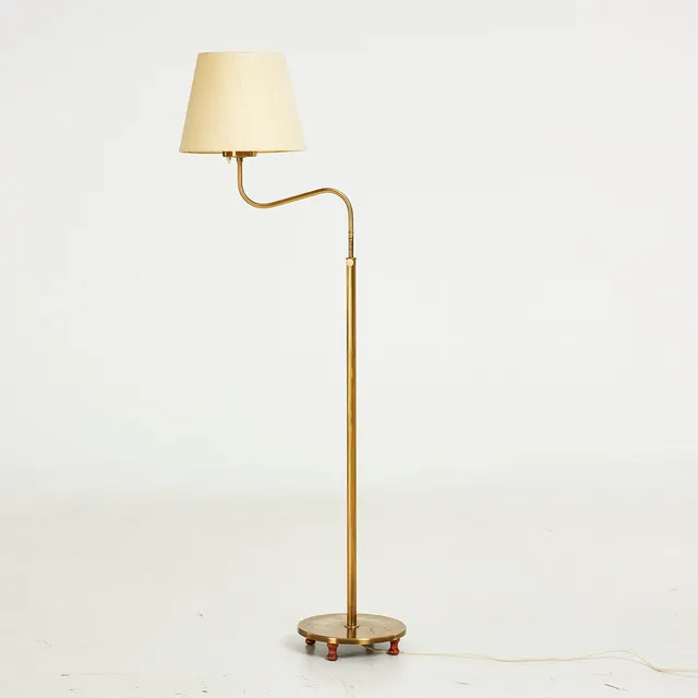 JOSEF FRANK. "Lilla kamelen", golvlampa, justerbar höjd, mässing, Firma Svenskt Tenn, märkt, modellnummer G2568.