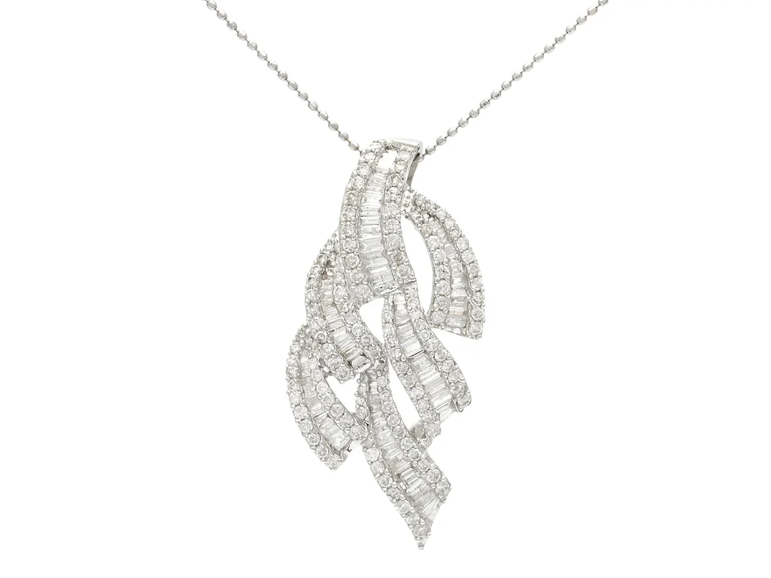 HÄNGE/KEDJA, 18K vitguld, baguette- samt briljantslipade diamanter ca 2,85 ctv, ca W(H)/SI-P, längd 42 cm, vikt 7,2 g, mindre skador på ett fåtal diamanter, i övrigt nagg. — Smycken/Hänge med kedja — Kaplans